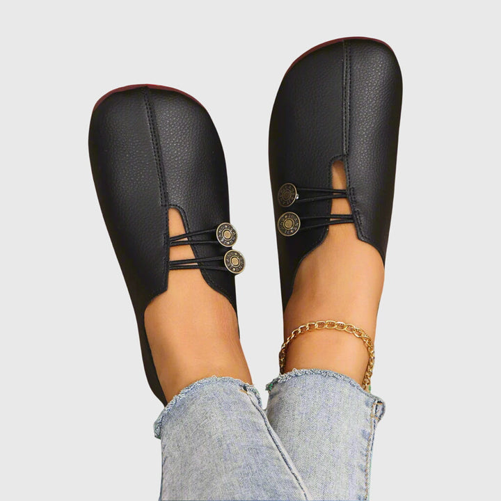 Comfortabele dames instappers (ballerina) met uniek knoopdetail. Stijlvolle en platte schoenen voor zomer en lente.