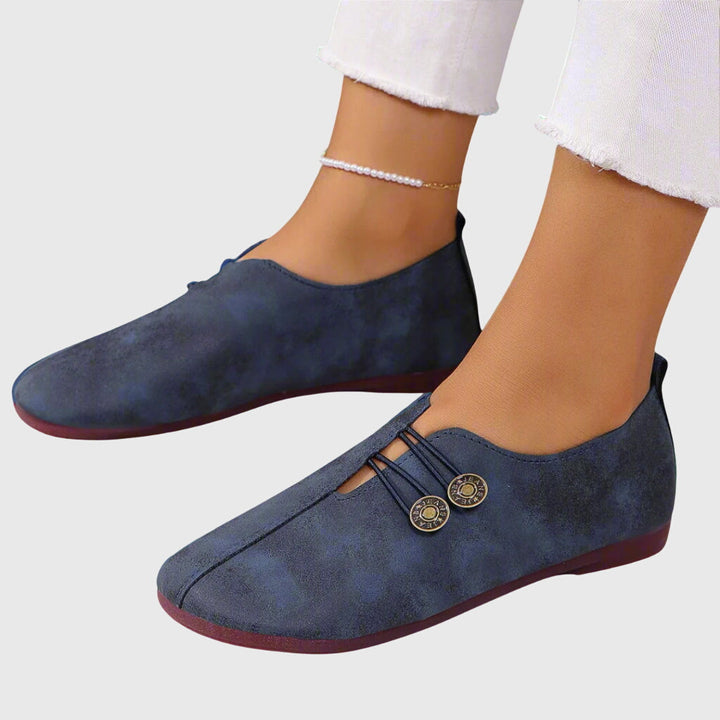 Verfijnde dames ballerina's met knoopdetail. Platte en comfortabele instappers, ideaal voor een elegante casual stijl.