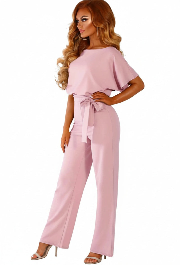 Dames jumpsuit met korte mouw, boothals en strikceintuur. Perfect voor een chique zomerlook.