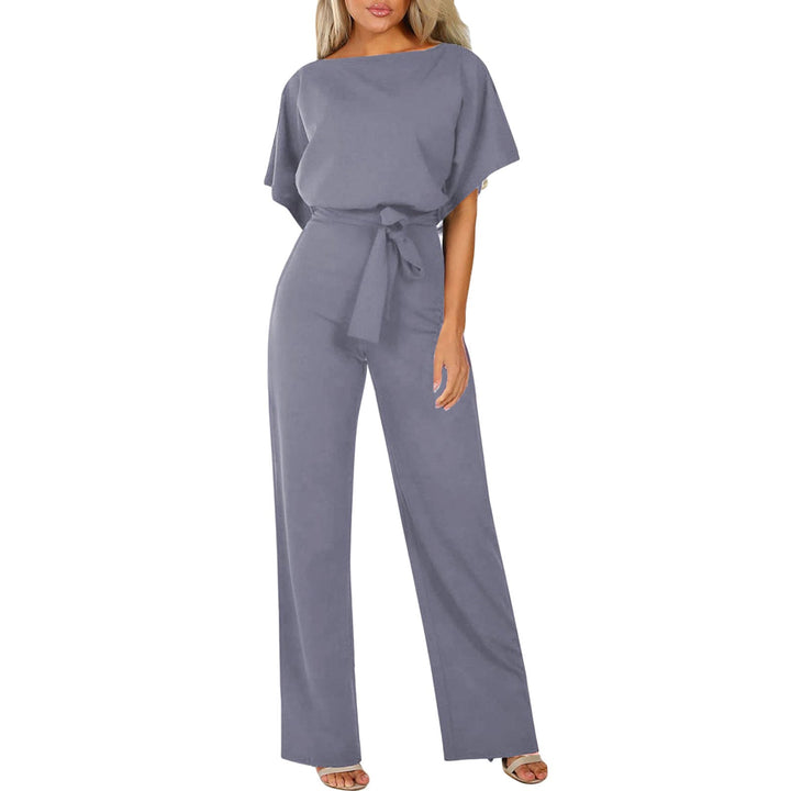 Dames jumpsuit met een verfijnde boothals, korte mouwen en een chique strikceintuur. Zomerklaar.