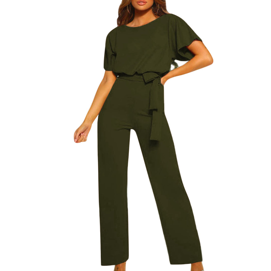 Dames jumpsuit met korte mouw, elegante boothals en een strikceintuur die de taille flatteert. Zomer must-have.