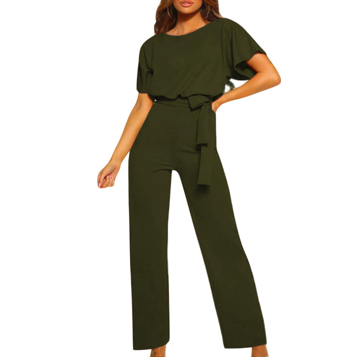 Dames jumpsuit met korte mouw, elegante boothals en een strikceintuur die de taille flatteert. Zomer must-have.