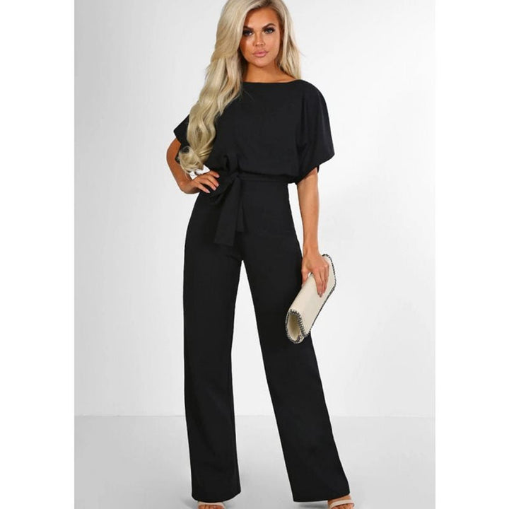 Elegante dames jumpsuit met wijde pijpen, korte mouw en strikceintuur voor een casual-chique uitstraling.