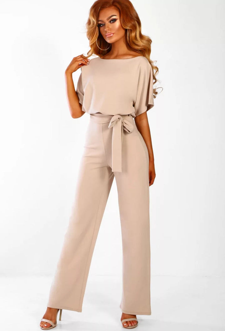 Comfortabele een-stuk dames jumpsuit met boothals, korte mouw en strikceintuur. Veelzijdig voor elke dag.