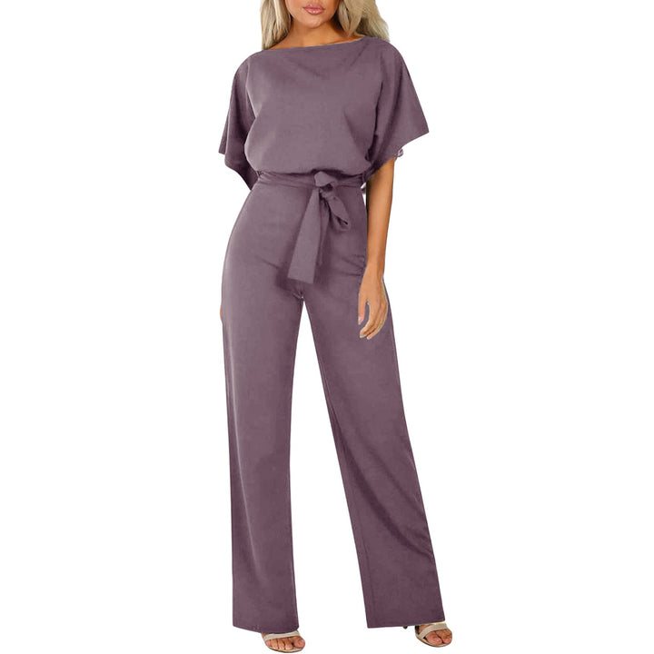 Veelzijdige dames jumpsuit met boothals, korte mouw en strikceintuur. Perfect voor zowel casual als gekleed.