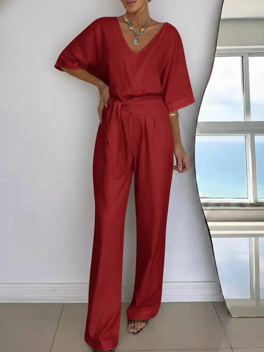 Elegante dames jumpsuit: V-hals, wijde pijp, vleermuismouwen & strikceintuur. Modern en veelzijdig design.