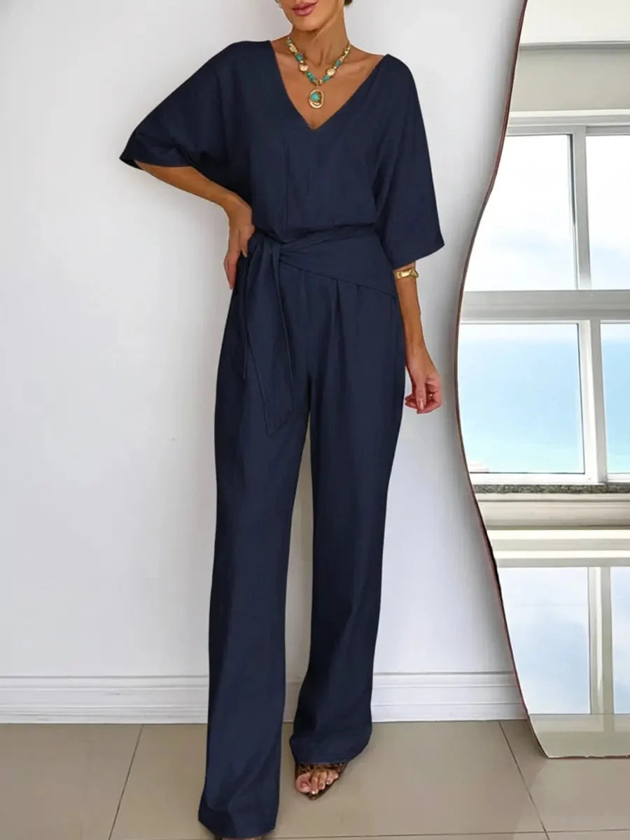 Modieuze jumpsuit voor dames met V-hals, strikceintuur en vleermuismouwen. Trendy en sophisticated design.