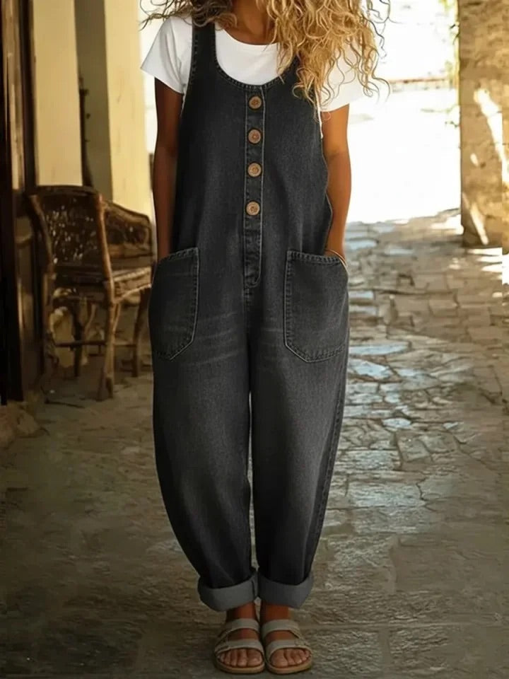 Loosefit dames jumpsuit, uiterst comfortabel voor zomerse dagen. Mouwloos, met stijlvolle knopen en zakken.