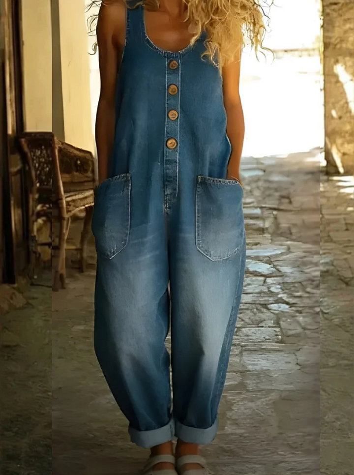 Trendy zomerse dames jumpsuit, mouwloos met knopen en zakken. Ideaal voor een comfortabele en modieuze casual stijl.
