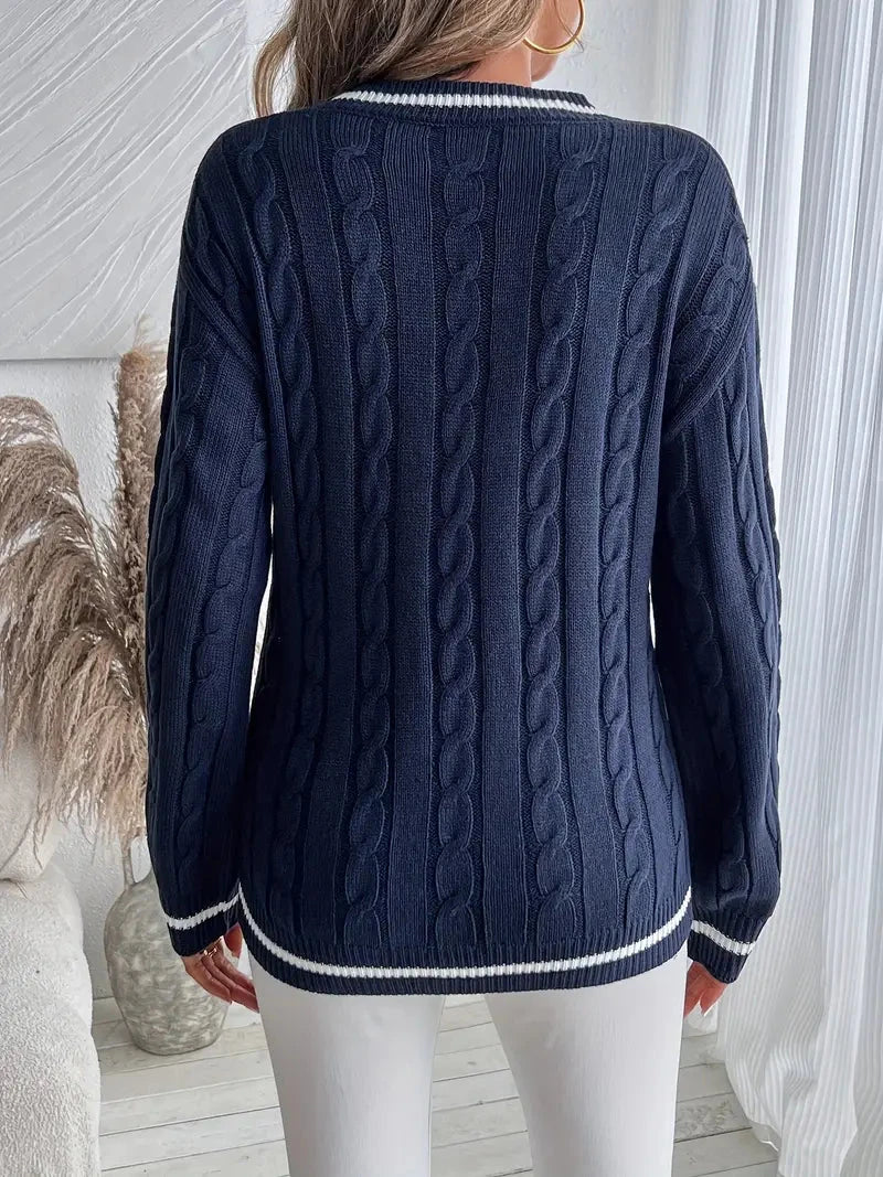 Elegante gebreide dames trui met v-hals en kabelpatroon, ideaal voor herfst en winter mode.