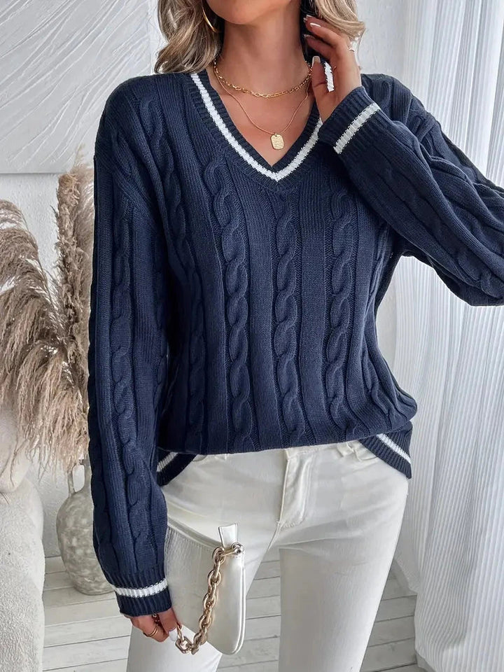 Marineblauwe v-hals kabel gebreide trui voor dames, veelzijdig voor casual of elegante winterkleding.