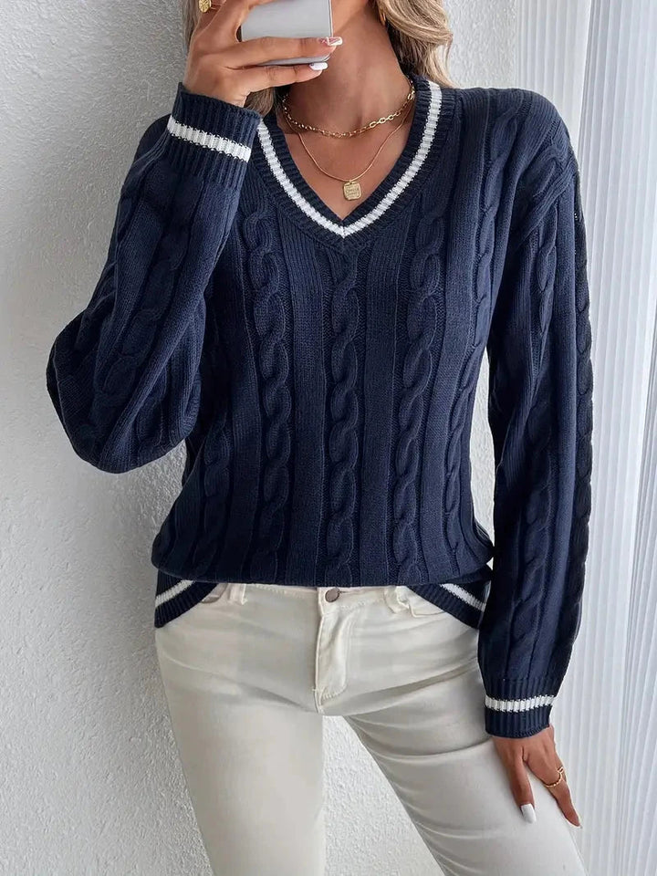 Marineblauwe dames kabel gebreide v-hals trui, perfect voor comfort en warmte in de winter.