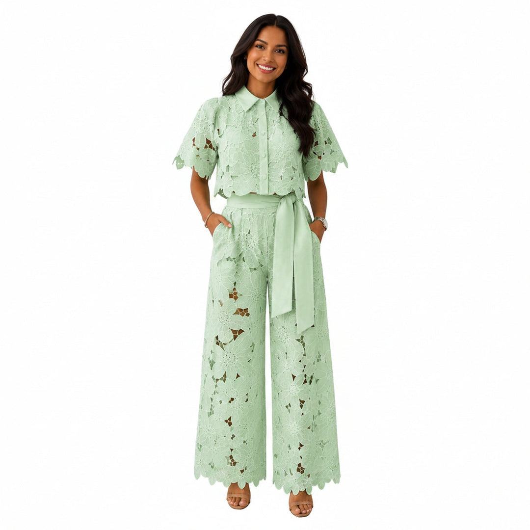 Dames tweedelige set met bloemen crop top en wijde broek, perfect voor zomerse dagen.