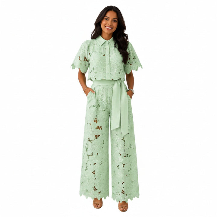 Dames tweedelige set met bloemen crop top en wijde broek, perfect voor zomerse dagen.