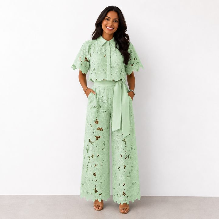 Elegante dames bloemen crop top en wijde broek set met strikceintuur; ideaal voor een chique zomeroutfit.