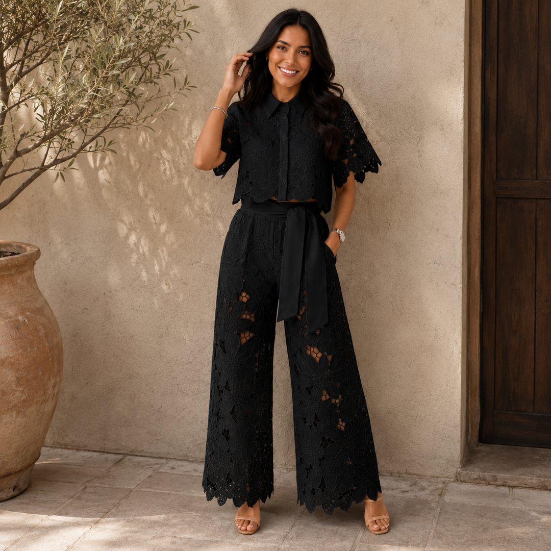 Dames bloemen set: crop top, wijde broek en strikceintuur benadrukken de taille, perfect voor feestkleding.