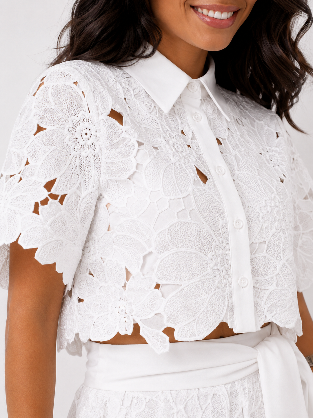Modieuze dames crop top met bloemendesign en bijpassende wijde broek, creëert een casual chique look.