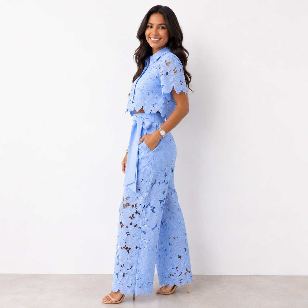 Veelzijdige dames bloemen set: crop top en wijde broek, te dragen als chique of casual zomeroutfit.