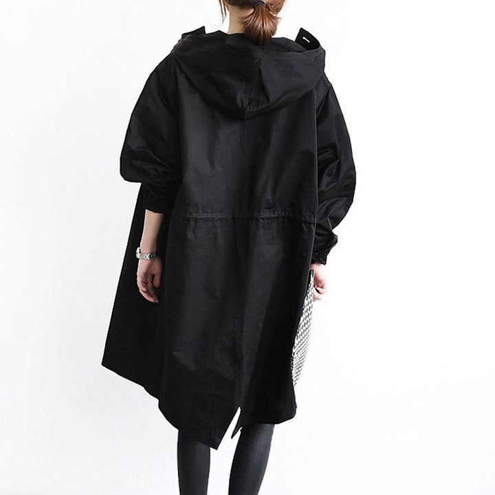 Achteraanzicht van lange damesjas met capuchon, modieuze en comfortabele bovenkleding voor vrouwen.