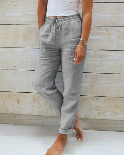 "Dames linnen broek, lichtgrijs, linnenmateriaal, luchtig, stijlvol en comfortabel, ideaal voor zomerse outfits."