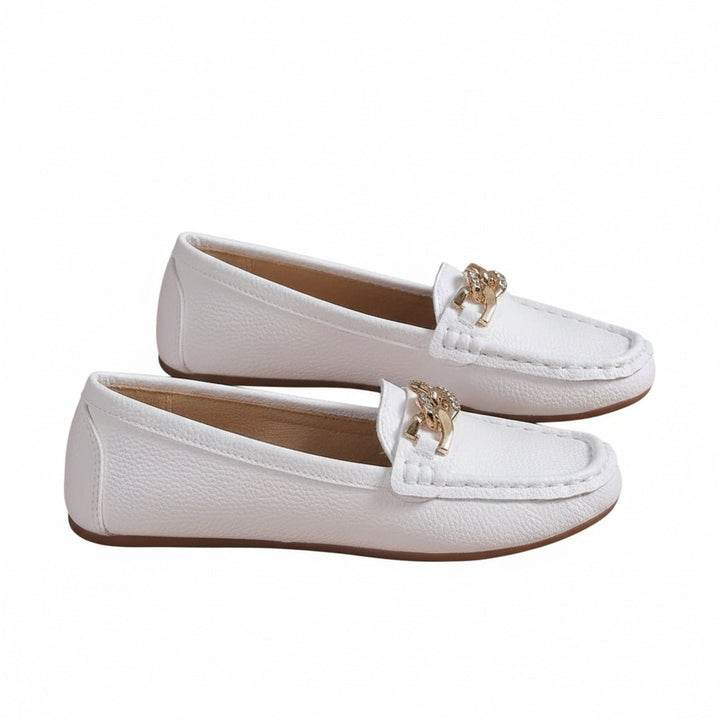 Elegante dames loafers met gouden kettingdetail en platte zool. Comfortabele instapschoenen.