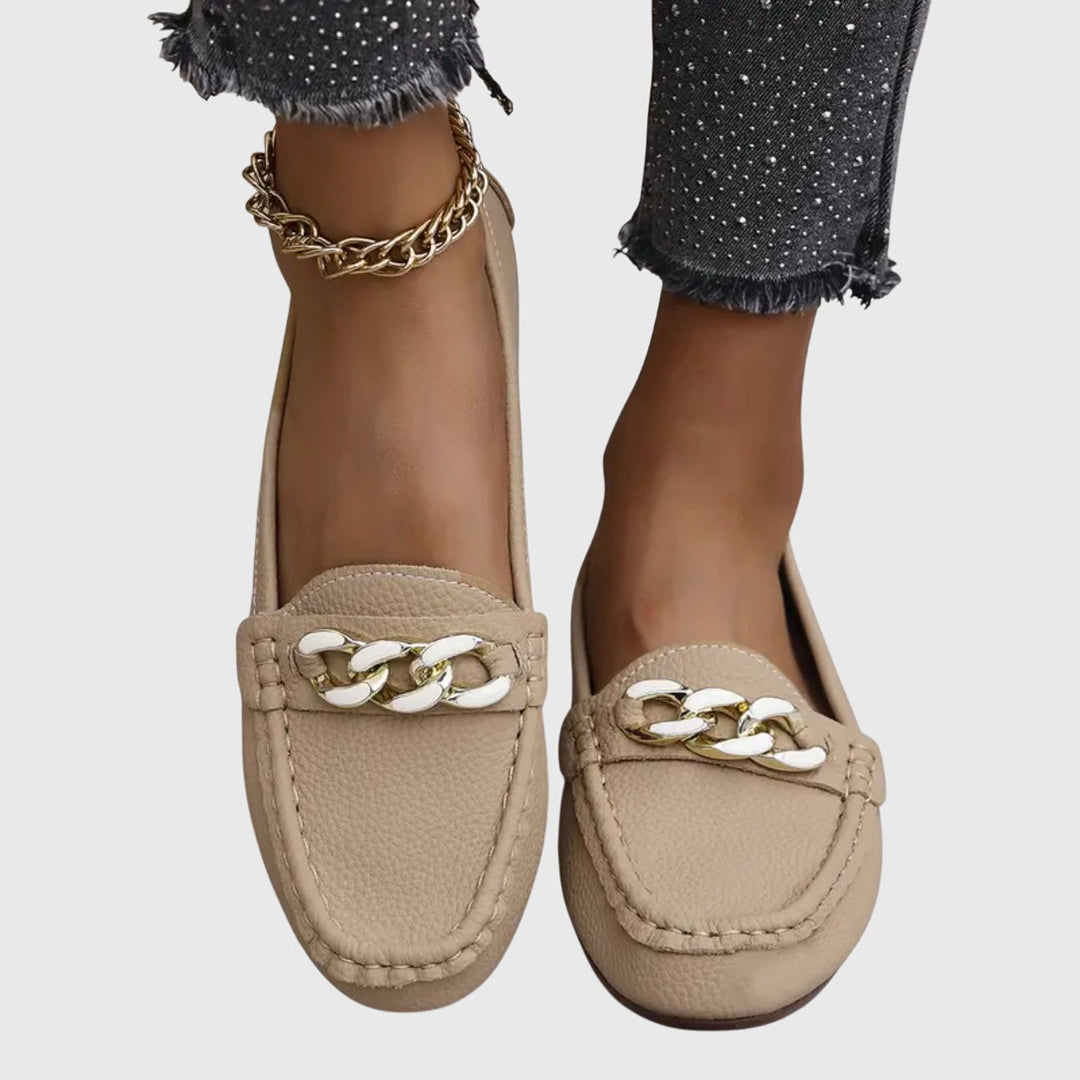 Beige dames loafers met gouden ketting. Platte zool, perfect voor casual chic of kantoor schoenen.