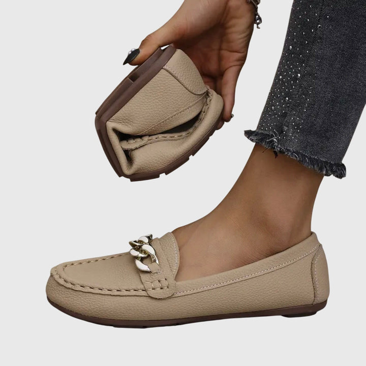 Professionele dames loafers met gouden ketting. Comfortabele platte zool, ideaal als kantoor schoenen.