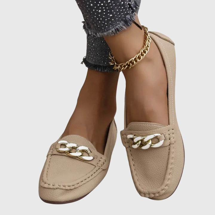 Casual chic dames loafers met gouden ketting en platte zool. Veelzijdige instapschoenen voor elke dag.