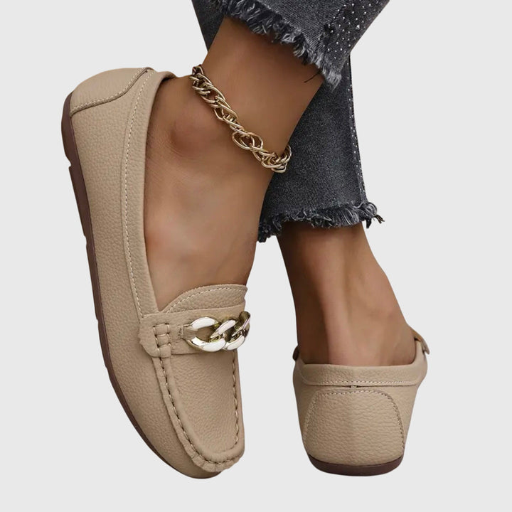 Comfortabele dames loafers met platte zool en gouden kettingdetail. Ideale instapschoenen voor lange dagen.