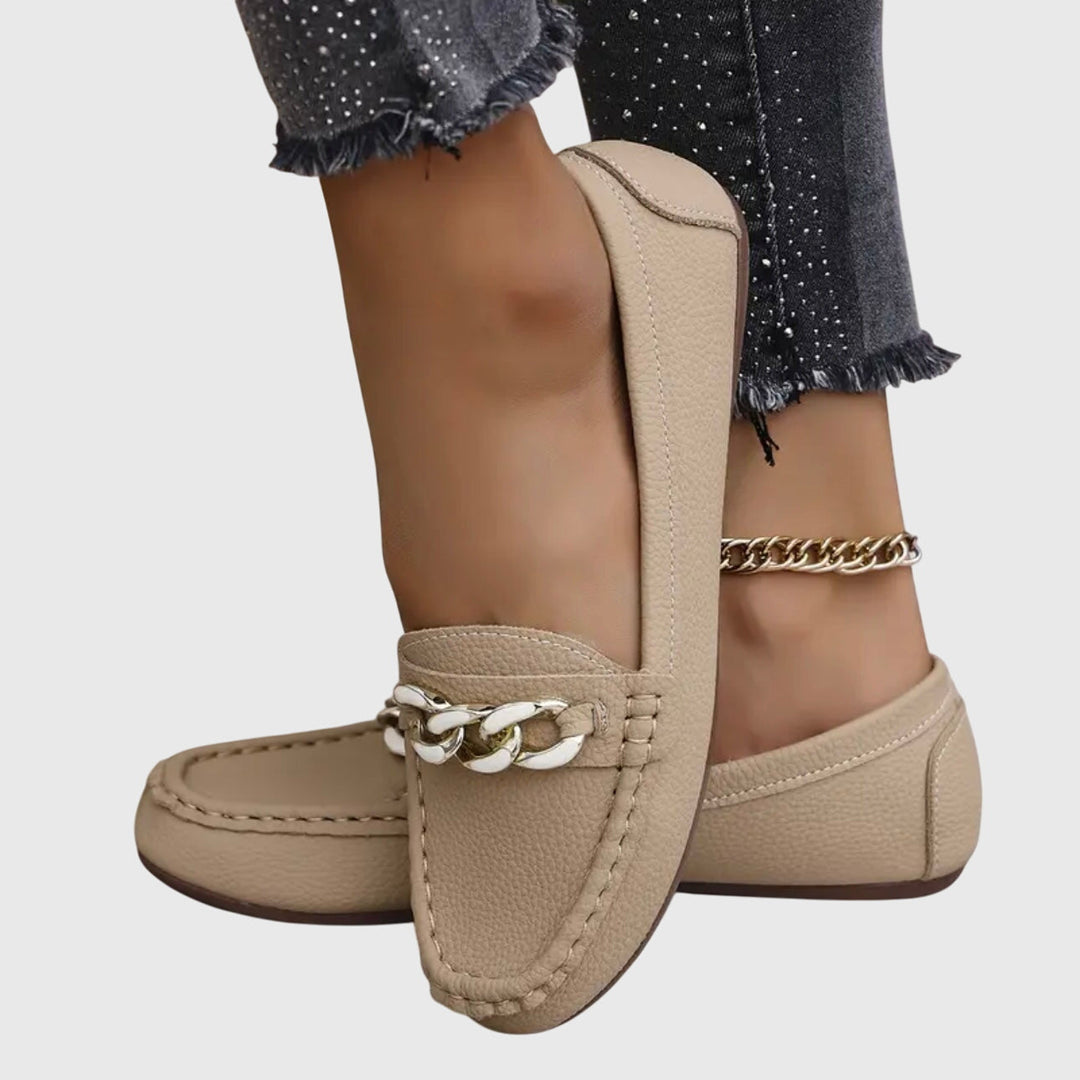 Stijlvolle dames loafers met gladde afwerking, gouden ketting en platte zool. Damesschoenen.