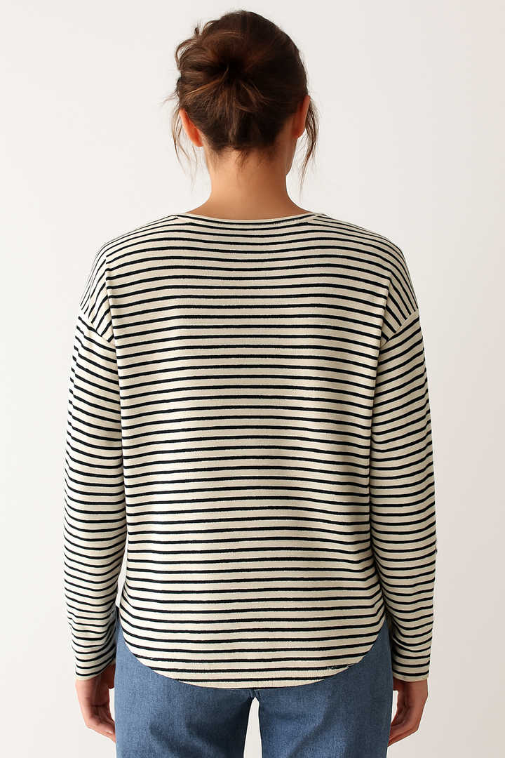 Stijlvolle gestreepte dames longsleeve met maritieme look, perfect voor een modieuze casual outfit.