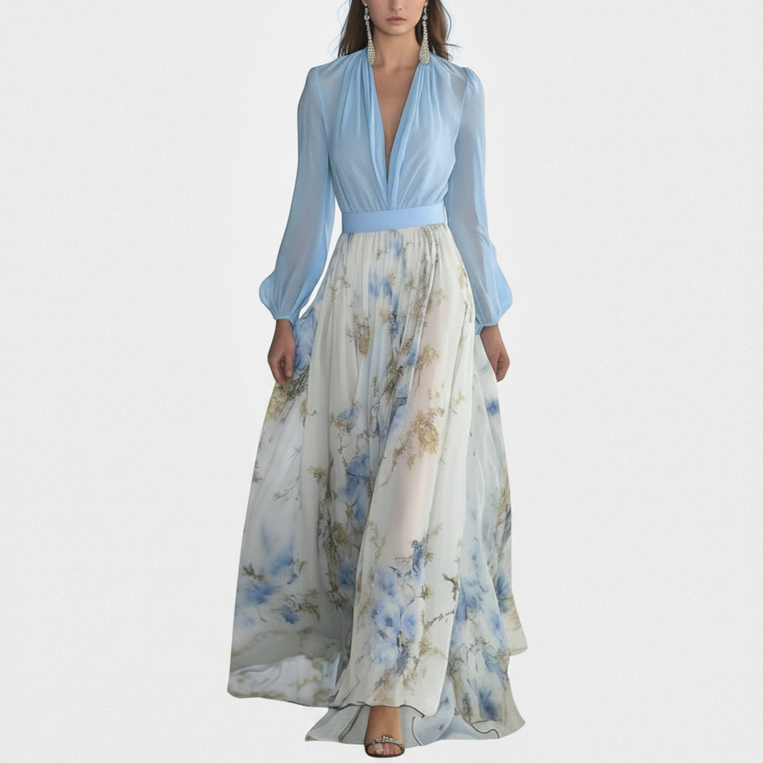 Lichtblauwe dames maxi jurk met lange mouwen, diepe V-hals en elegante bloemenprint. Perfecte A-lijn avondjurk.