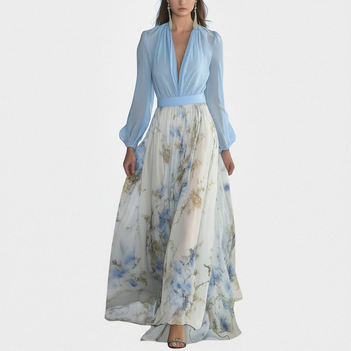 Lichtblauwe dames maxi jurk met lange mouwen, diepe V-hals en elegante bloemenprint. Perfecte A-lijn avondjurk.