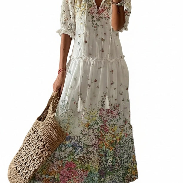 Elegante dames maxi jurk met levendige bloemenprint, V-hals en kwastjes, perfect voor zomer of vakantie.