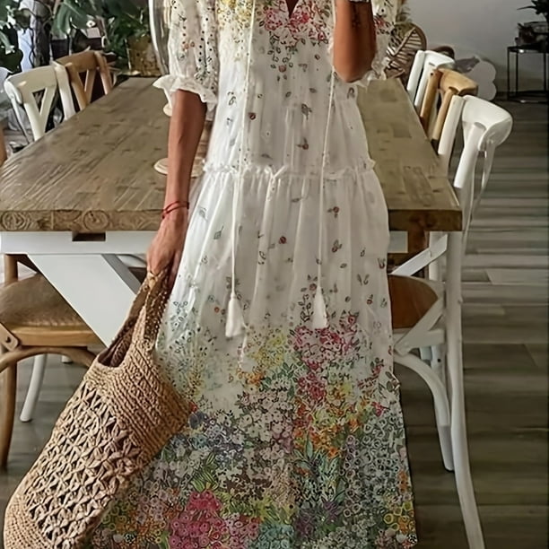 Boho stijl dames maxi jurk, gelaagd, met vrolijke bloemenprint en decoratieve kwastjes. Ideaal voor de zomer.