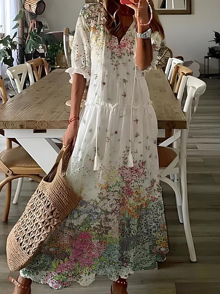 Romantische zomer maxi jurk voor dames, met v-hals, bloemenprint en sierlijke kwastjes. Comfortabel en stijlvol.