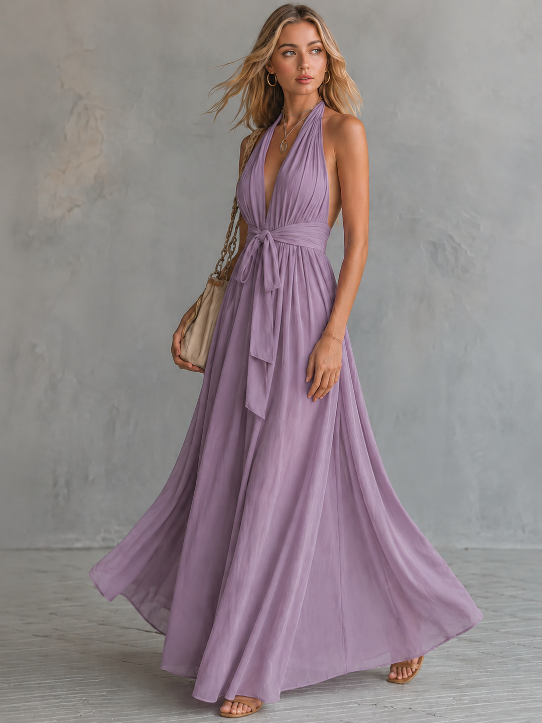 Dames halternek maxi jurk met diepe V-hals, elegante A-lijn pasvorm. Perfect voor avondjes uit.