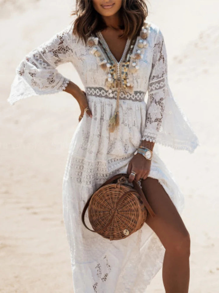 Boho stijl witte maxi jurk voor dames, met V-hals en lange mouwen; ideaal als strand- of zomerjurk.