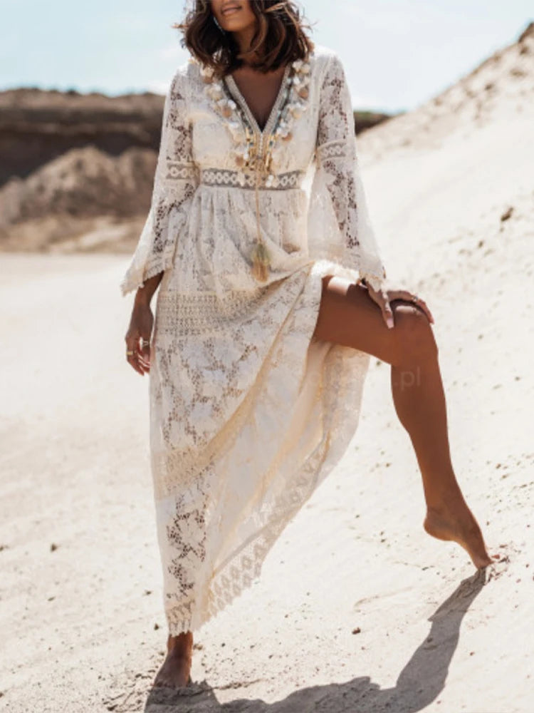Zomerse witte maxi jurk dames met V-hals en lange mouwen, perfect voor een chique boho look.