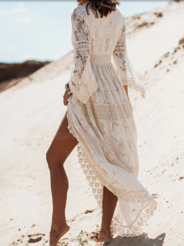 Feestelijke witte maxi jurk met V-hals en lange mouwen voor dames, combineert elegantie en comfort.