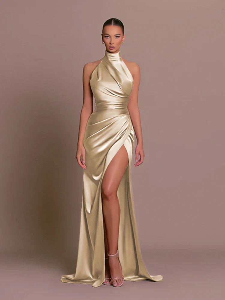 Chique dames halternek wikkeljurk met hoge split. Deze elegante maxi-jurk is een eyecatcher voor avonden.