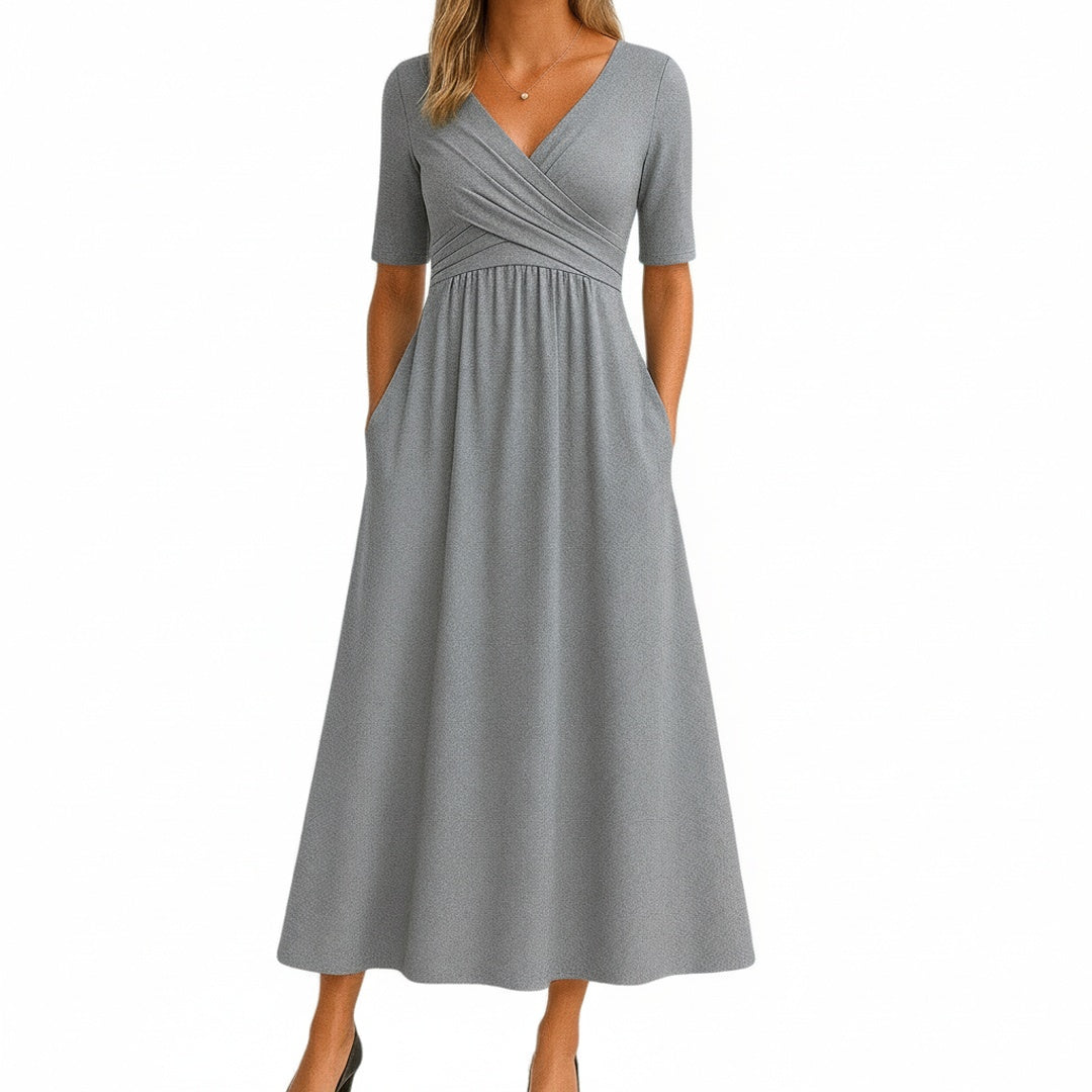 Dames maxi jurk met V-hals en korte mouwen, elegant en comfortabel voor diverse gelegenheden.
