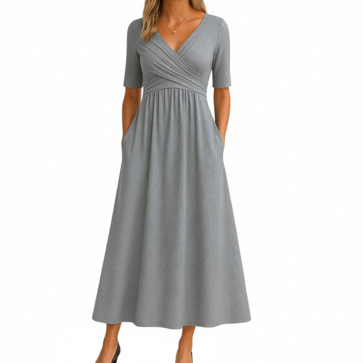 Dames maxi jurk met V-hals en korte mouwen, elegant en comfortabel voor diverse gelegenheden.