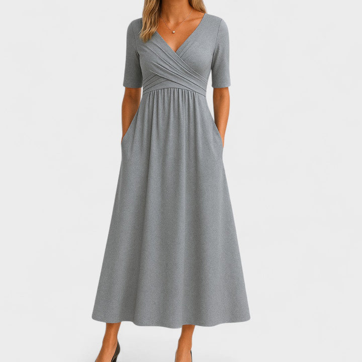Elegante dames maxi jurk met V-hals, korte mouwen en A-lijn, ideaal voor zomerse dagen.