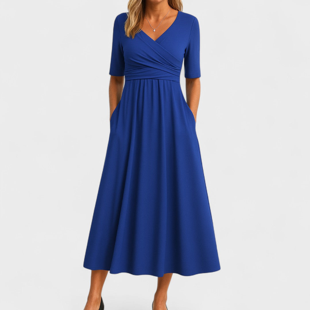 Trendy dames maxi jurk met flatterende V-hals en luchtige korte mouwen, geschikt voor elke vrouw.