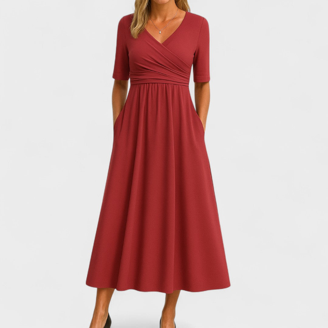 Lange dames jurk met V-hals en korte mouwen, combineert moeiteloos elegantie met optimaal draagcomfort.
