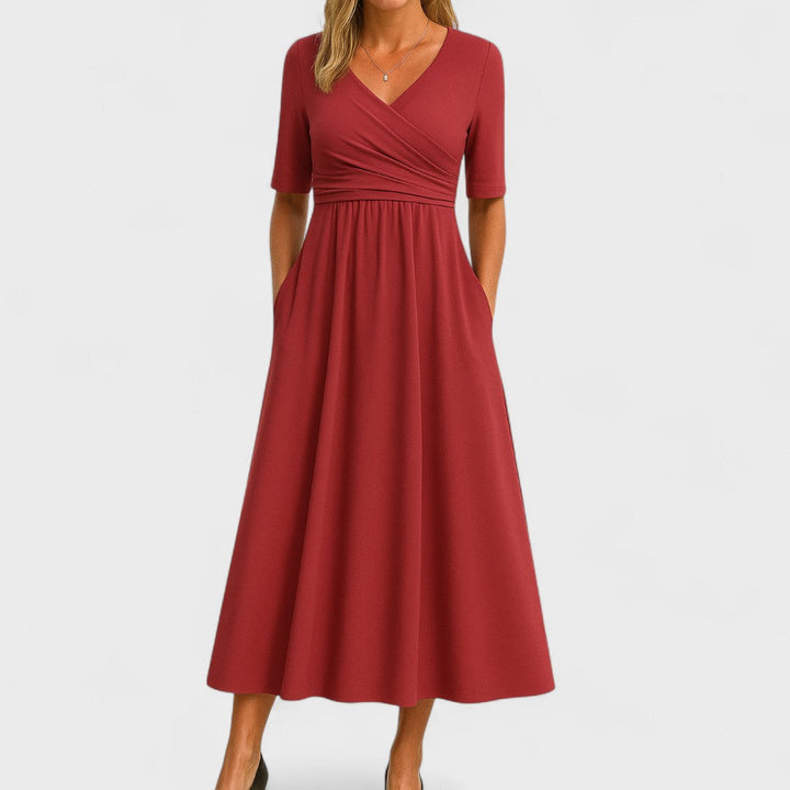Lange dames jurk met V-hals en korte mouwen, combineert moeiteloos elegantie met optimaal draagcomfort.