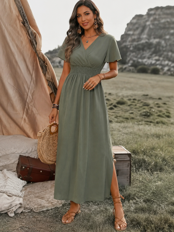 Lange zomerjurk voor vrouwen met diepe V-hals, chic overslagdesign en luchtige zijsplit, in olijfgroen.
