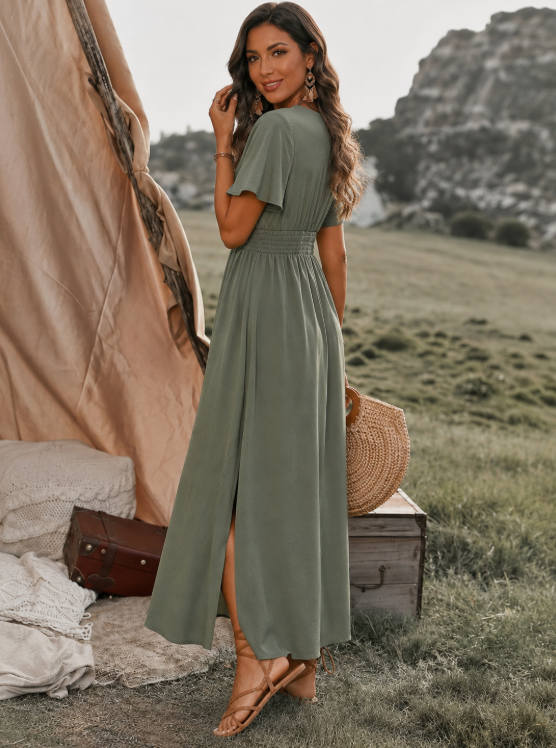 Elegante olijfgroene dames maxi jurk met overslag V-hals en hoge zijsplit; veelzijdig voor feest of zomer.