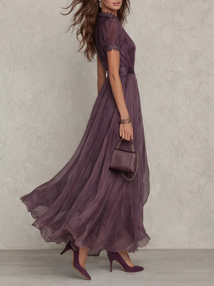 Comfortabele vintage dames maxi-jurk met stijlvolle kanten afwerking, pofmouwen en staande kraag, paars.